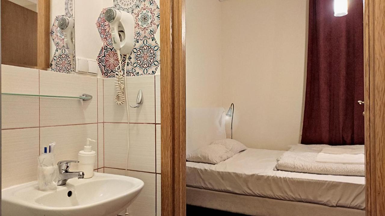 Helvetia Plus B&B - Private Rooms And Apartments Warszawa Zewnętrze zdjęcie
