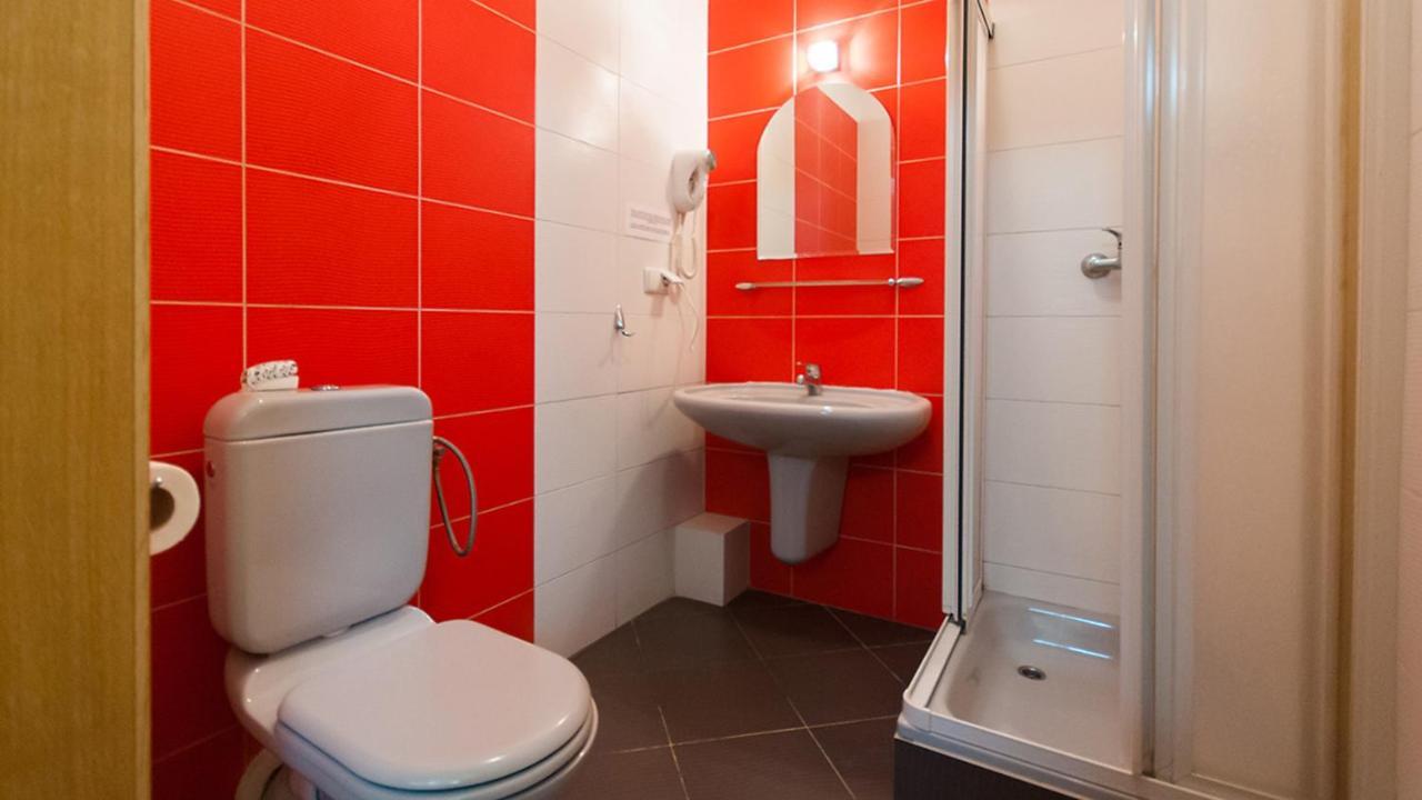 Helvetia Plus B&B - Private Rooms And Apartments Warszawa Zewnętrze zdjęcie